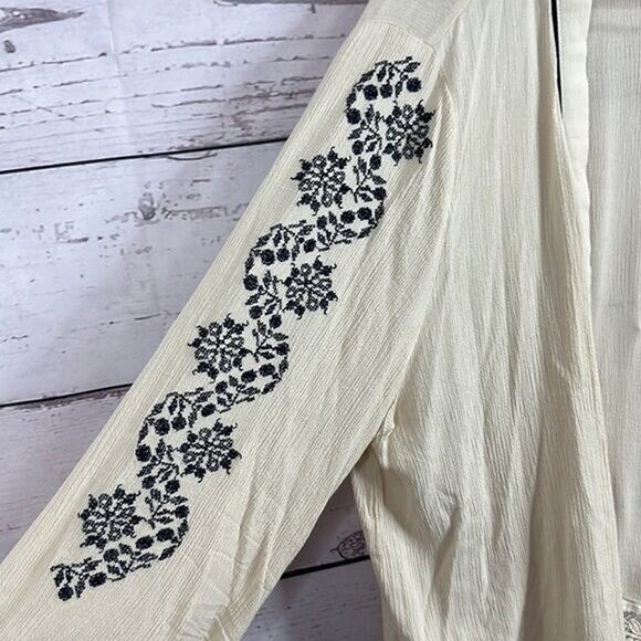 Skies are Blue Cardigan Sweater Womens XL Ivory Navy Embroidered Lace Cottage - Picture 4 of 10